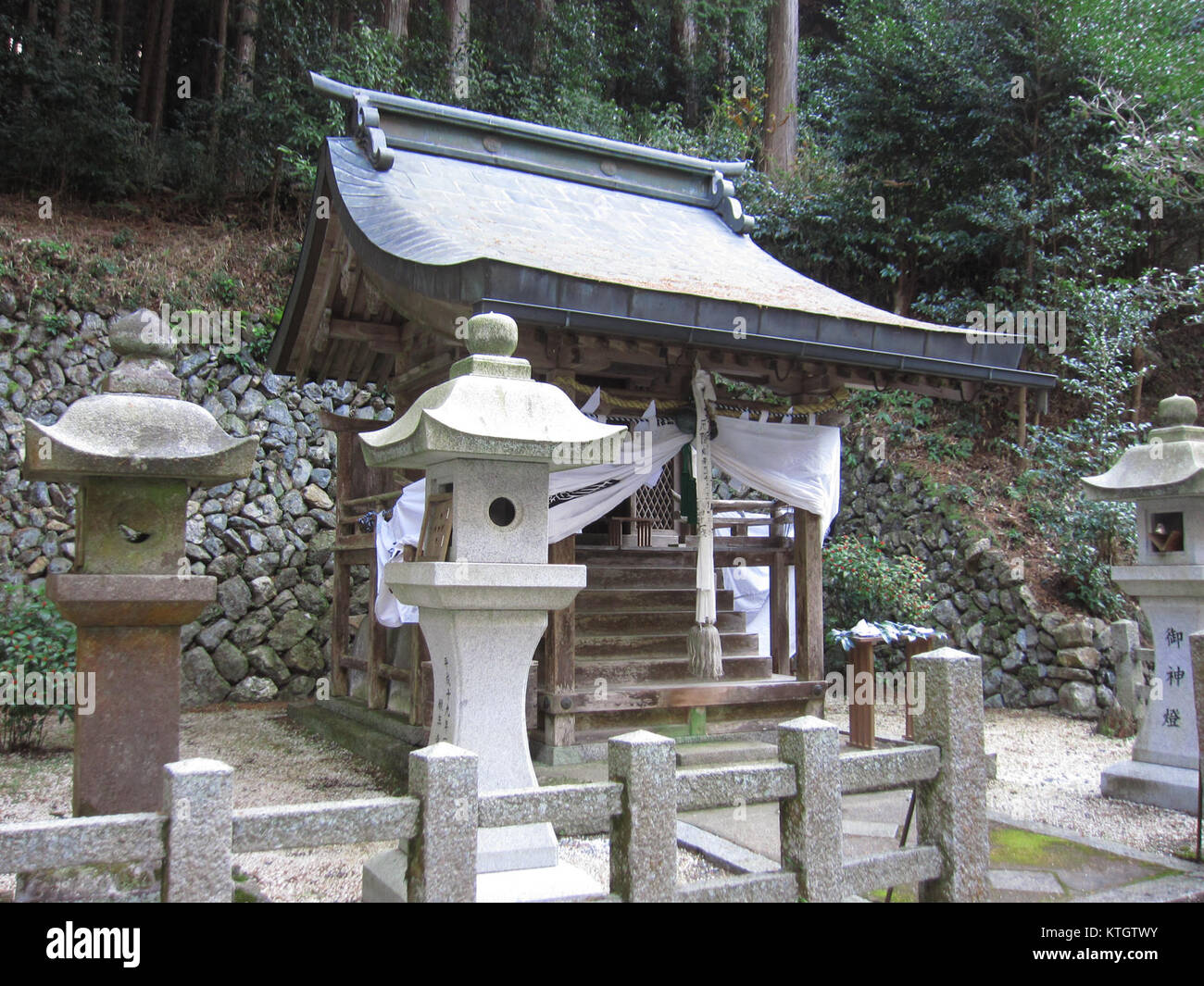Atago Jinja in Kameoka City ist ein bedeutender schintoistischer Schrein, der dem Gott des Feuers geweiht ist. Der Schrein ist ein wichtiger Ort für kulturelle und religiöse Zeremonien in der Region, der oft von Einheimischen und Touristen besucht wird. Stockfoto