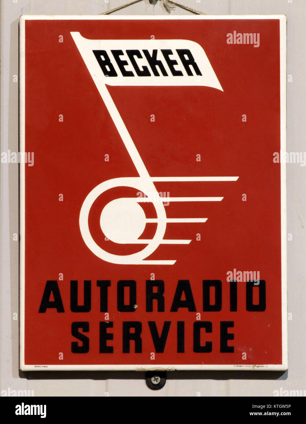 Dieses emaillierte Schild, das Becker Autoradio Service anbietet, ist im den Hartog Ford Museum ausgestellt. Das Schild repräsentiert die Werbung für den Vintage-Automobilbau, die die Anfänge der Audiotechnologie für Autos zeigt. Stockfoto