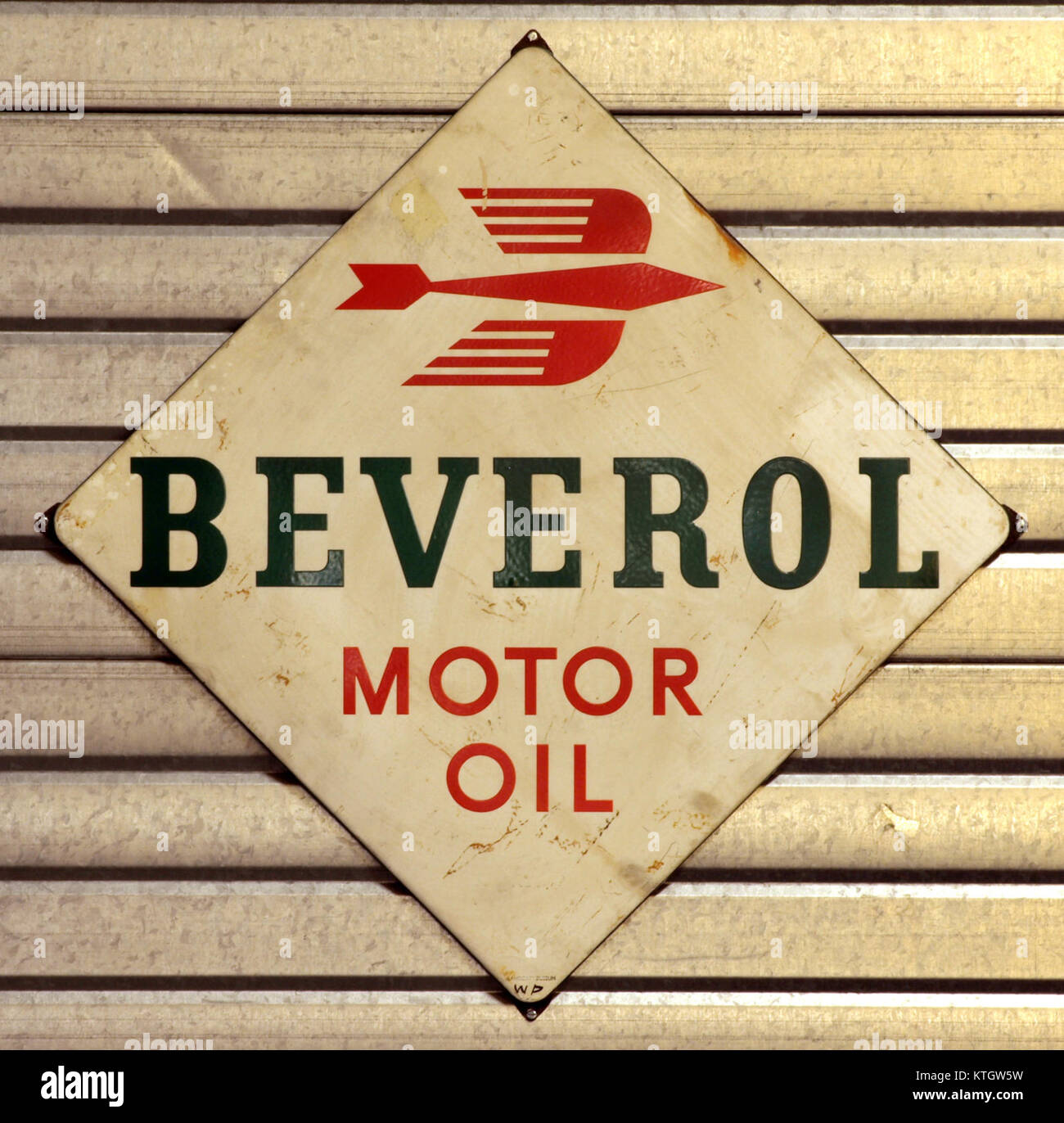 Dieses emaillierte Werbeschild für Beverol Motoröl wird im den Hartog Ford Museum ausgestellt und zeigt die historische Bedeutung von Motorölmarken in der Automobilwerbung. Stockfoto