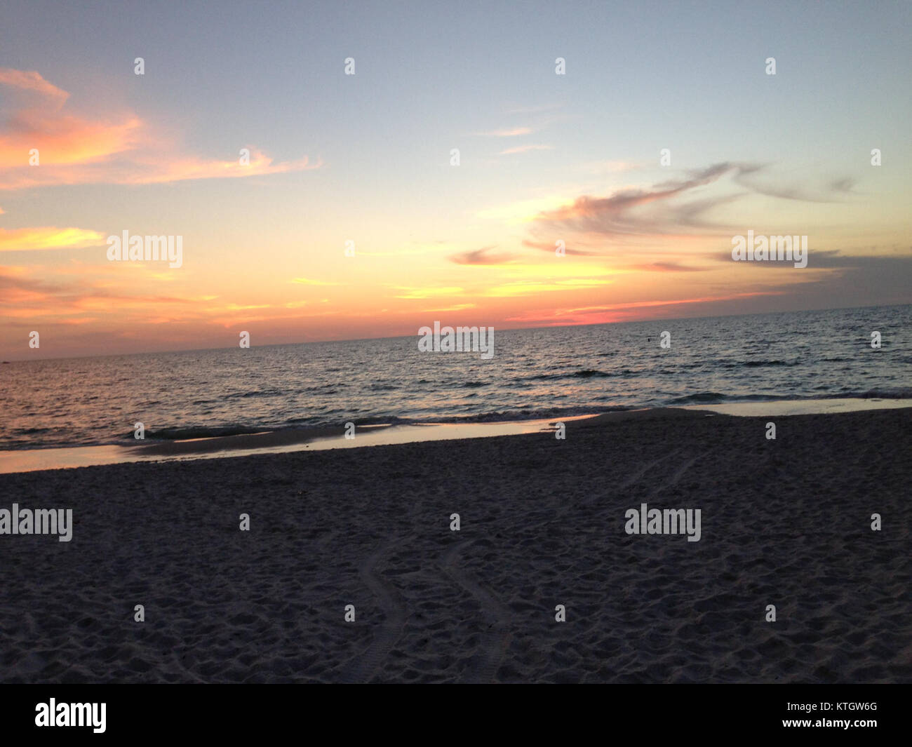 Ein Küstengebiet im US-Bundesstaat Florida, bekannt für seine Sandstrände, Freizeitaktivitäten und Tourismus. Floridas Strände sind beliebte Ziele für Entspannung und Wassersport und ziehen Besucher das ganze Jahr über an. Stockfoto