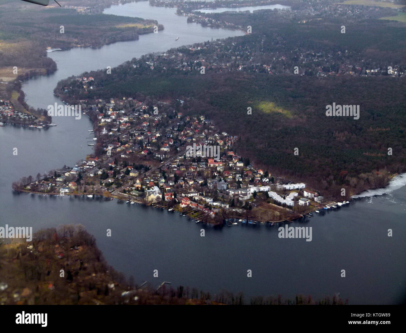 Der Flughafen Berlin-Tegel, ein bedeutender internationaler Flughafen in Deutschland, bekannt für sein einzigartiges sechseckiges Terminal-Design und eine wichtige Rolle im europäischen Luftverkehr. Stockfoto