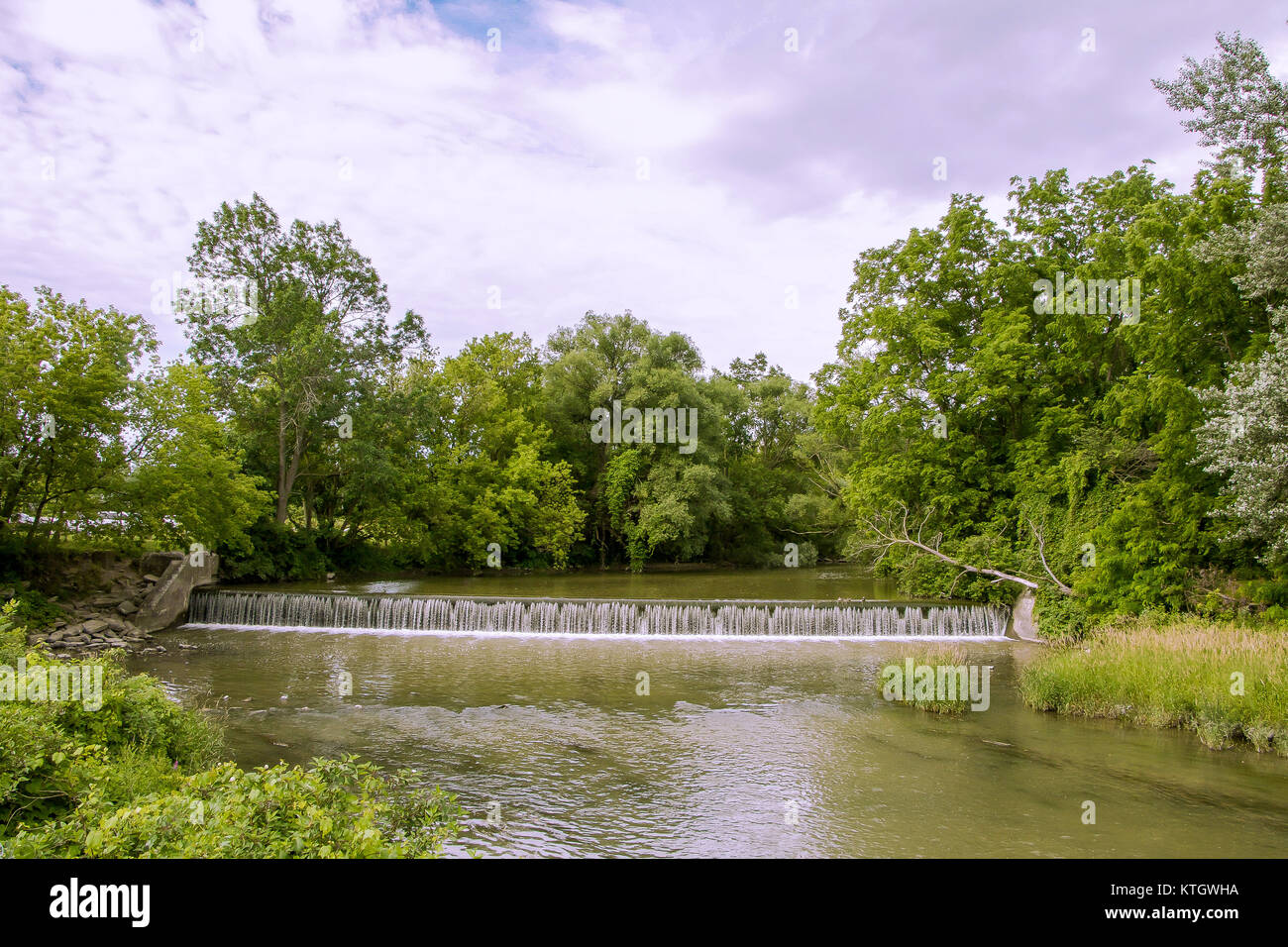 Äußere tagsüber Foto von Wasserfall mit blauem Himmel Hintergrund hinter Genesee County Courthouse in Batavia New York in Genesee County Stockfoto