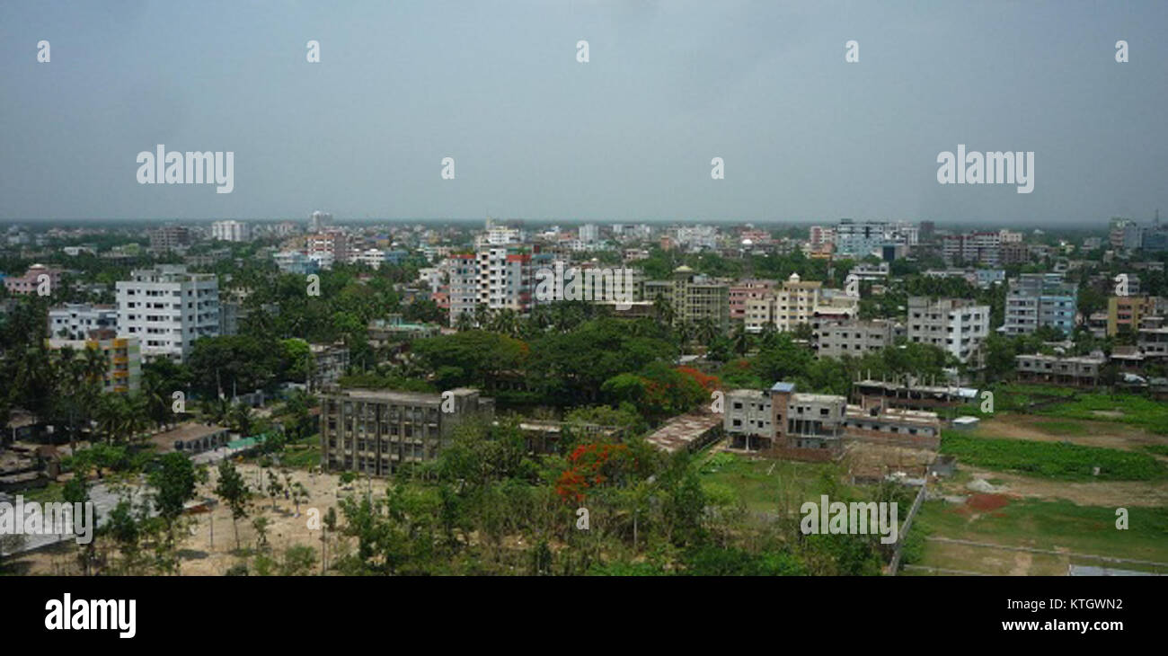 Die Skyline von Comilla, Bangladesch, zeigt die städtische Landschaft mit modernen Gebäuden und Infrastruktur, die das Wachstum und die Entwicklung der Stadt in den letzten Jahrzehnten widerspiegeln. Stockfoto