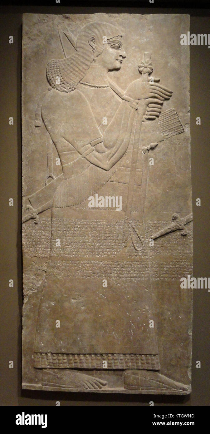 Dieses assyrische Relief aus dem Palast von Aschurnasirpal II. Ist ein bedeutendes Artefakt aus dem antiken Mesopotamien. Im Hood Museum of Art untergebracht, bietet es einen Einblick in die assyrische Kunst und Geschichte und zeigt königliche Szenen aus dem antiken Königreich. Stockfoto