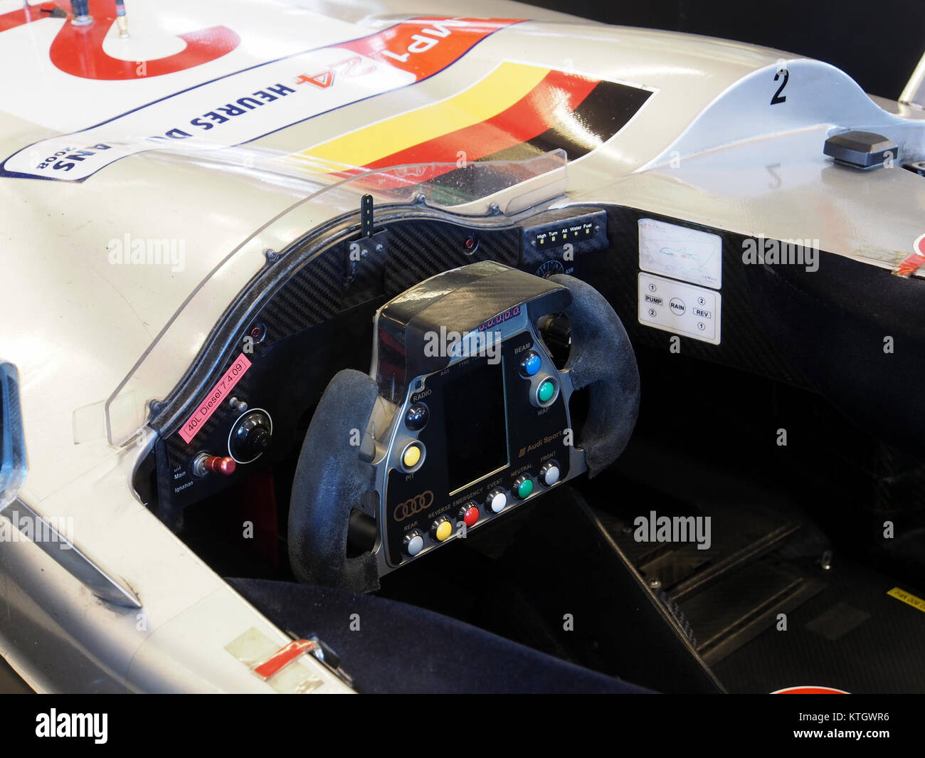 Dieses Bild zeigt den Audi TDI 12-Zylinder-Dieselmotor während des 24-Stunden-Rennens von Le Mans 2008 und zeigt die Leistung des Fahrzeugs in einem der prestigeträchtigsten Langstreckenrennen. Stockfoto