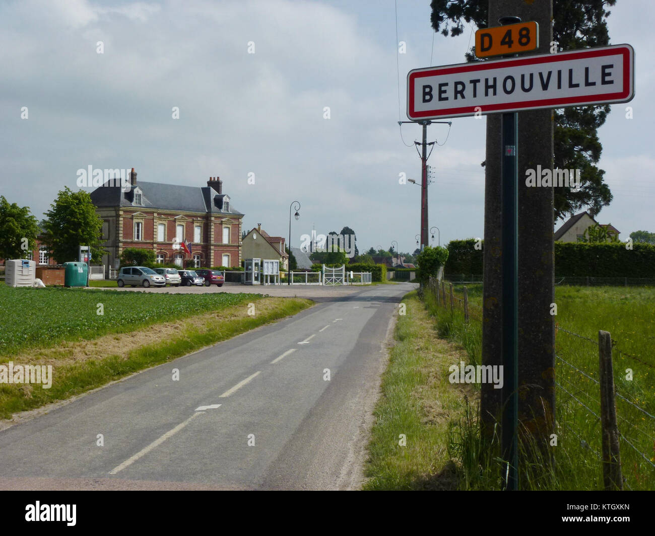 Das Grenzschild Berthouville markiert die Grenze der Stadt in Eure, Frankreich. Diese einfache Markierung ist Teil der Infrastruktur, die das Gebiet definiert und als Bezugspunkt für Einwohner und Besucher der Stadt dient. Stockfoto