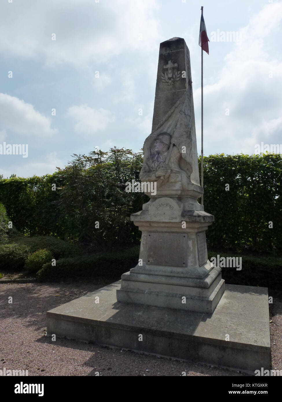 Ein Denkmal für die gefallenen Soldaten in Berthouville, Eure, Frankreich. Die Gedenkstätte gedenkt an die in Kriegen verstorbenen Menschen und würdigt ihr Opfer durch ihre Gestaltung, die die feierliche und historische Bedeutung solcher Denkmäler widerspiegelt. Stockfoto