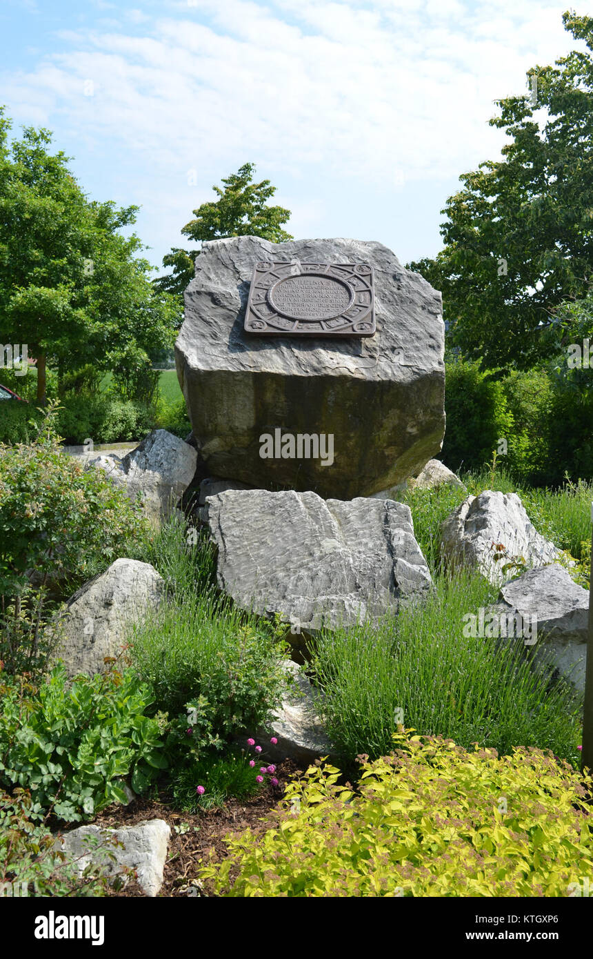 Zeppelinstein ist ein prominentes Denkmal in Bad Homburg, das für seine historische Bedeutung bekannt ist. Das Denkmal erinnert an die Zeppelin-Luftschiffe und ihre Beiträge zur Luftfahrtgeschichte. Bad Homburg ist ein beliebter Kurort mit einem reichen Kulturerbe und Zeppelinstein erinnert an die Verbindung der Stadt zur frühen Luftfahrt. Stockfoto