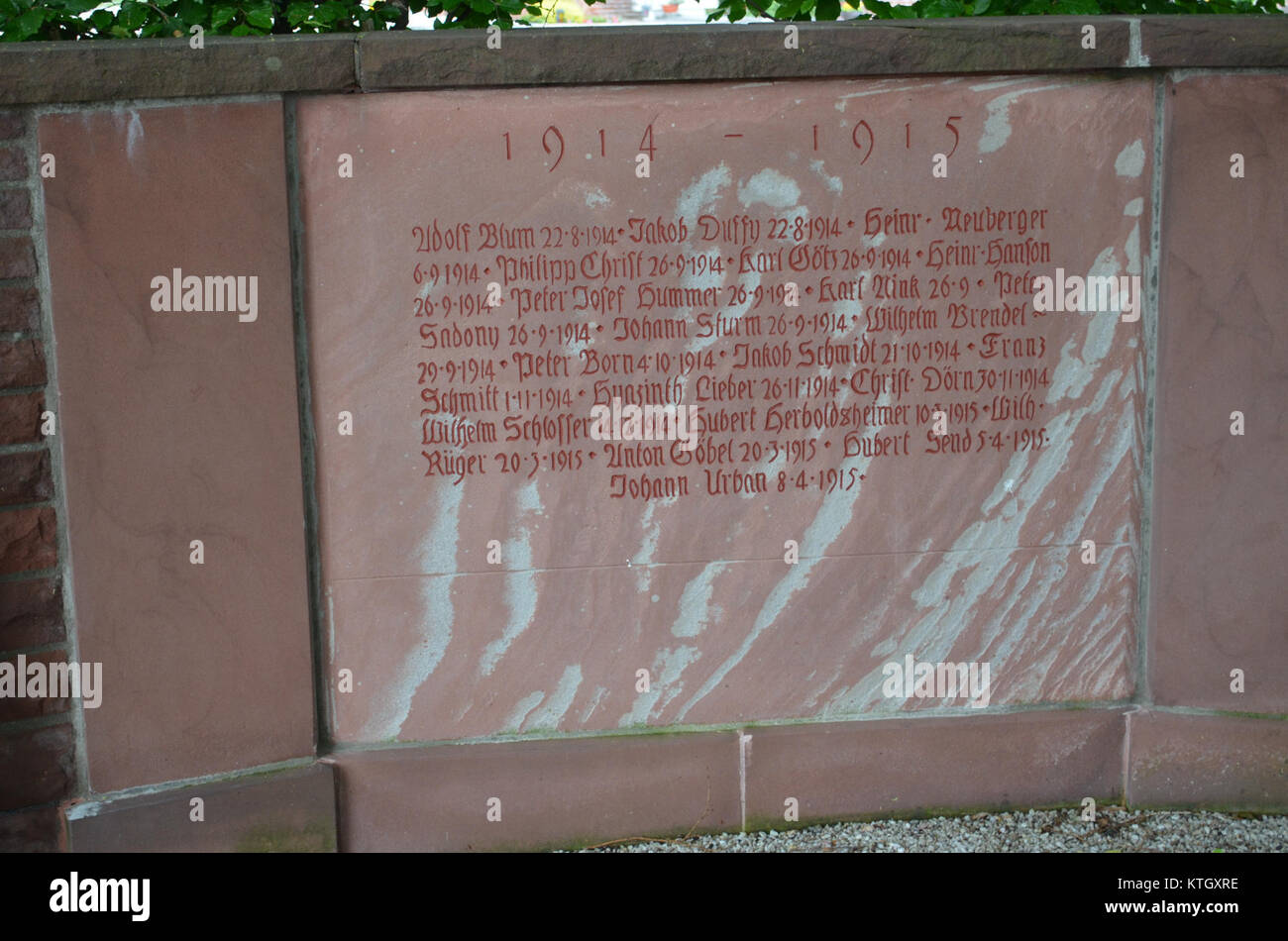 Ein Foto des Kriegerdenkmals in Bad Camberg auf dem Friedhof. Die Gedenkstätte ehrt gefallene Soldaten und zeigt ihr Design und ihre feierliche Atmosphäre. Stockfoto