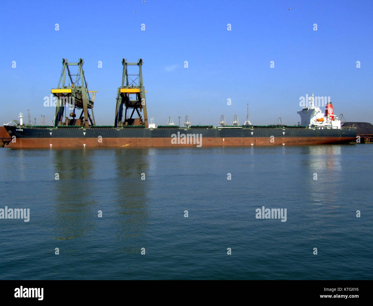 Das Bild ist ein Foto der Avore, ein Schiff mit der IMO-Nummer 9339181, das im Hafen von Mississippi aufgenommen wurde. Das Schiff ist Teil des globalen Seeverkehrsnetzes und veranschaulicht die Hafenaktivitäten und die Seeverkehrslogistik. Stockfoto