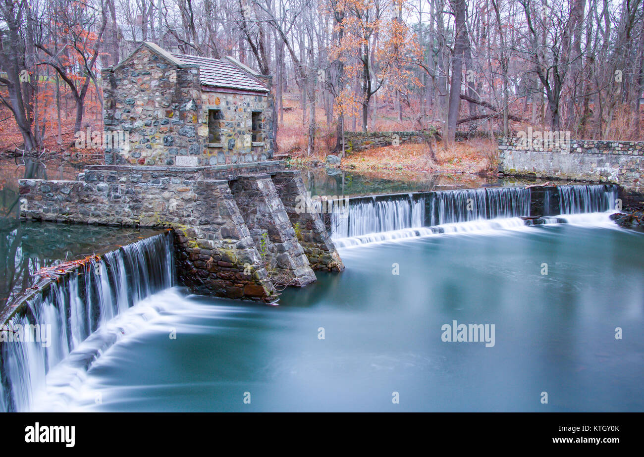 Äußere tagsüber lange Belichtung Foto von Stein Struktur am Dam und Wasserfall auf Speedwell See in Morristown, New Jersey in Morris County Stockfoto