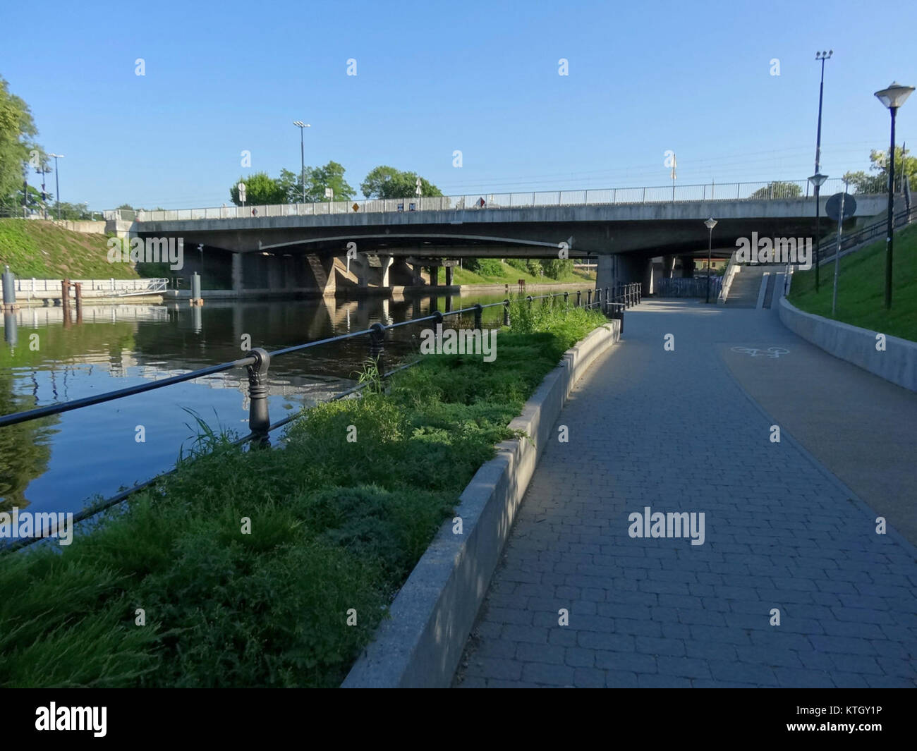 Dieses Bild zeigt die Solidaritätsbrücke (MOST SolidarnoÅ) in Polen, ein bedeutendes Wahrzeichen in Verbindung mit der Solidaritätsbewegung, aufgenommen am 2. Juli 2013, das das dauerhafte Erbe der Bewegung in der polnischen Geschichte widerspiegelt. Stockfoto