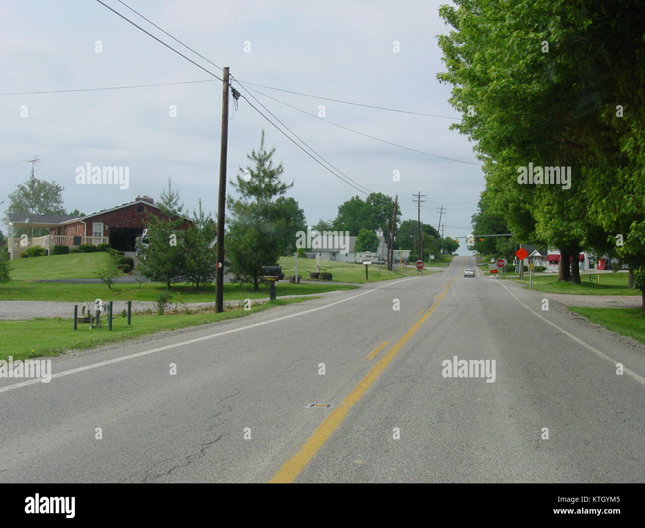 Berlin X Roads 2002 DSC00615 (25907285282) ist ein Foto, das 2002 an einer Kreuzung in Berlin aufgenommen wurde. Das Bild zeigt wahrscheinlich einen Kreuzungspunkt, der die städtische Landschaft und das dynamische Stadtumfeld Berlins zu jener Zeit darstellt. Stockfoto