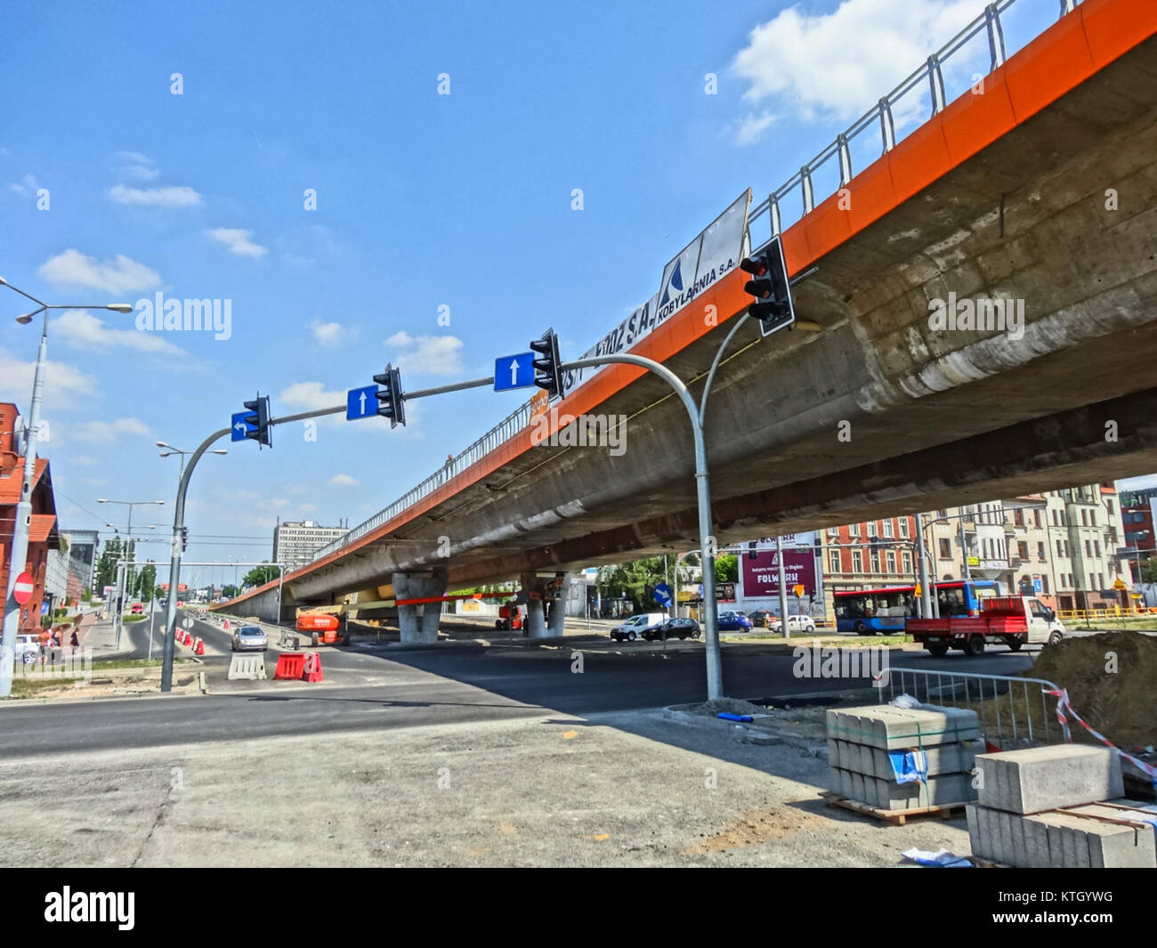 Das Jagiellonska-Gebäude ist Teil der Technischen Universität Lublin in Polen. Es repräsentiert moderne Architektur und beherbergt verschiedene akademische Abteilungen, die sich auf Ingenieurwissenschaften und technische Studien konzentrieren. Stockfoto