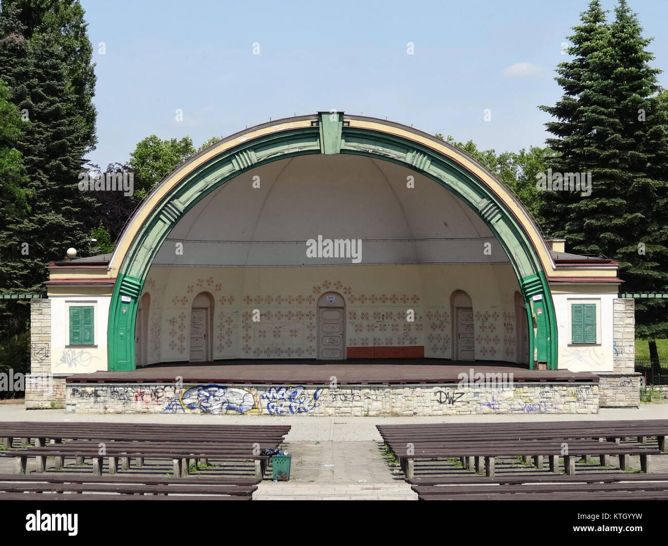 BDG parkLudowy amf 3, vom Juli 2013, bezieht sich wahrscheinlich auf eine Veranstaltung oder einen Ort im Zusammenhang mit dem Park Ludowy in Polen, die ein Amphitheater oder einen Aufführungsraum innerhalb des Parks mit historischer oder kultureller Bedeutung hat. Stockfoto BDG parkLudowy amf 3, vom Juli 2013, bezieht sich wahrscheinlich auf eine Veranstaltung oder einen Ort im Zusammenhang mit dem Park Ludowy in Polen, die ein Amphitheater oder einen Aufführungsraum innerhalb des Parks mit historischer oder kultureller Bedeutung hat. Stockfoto