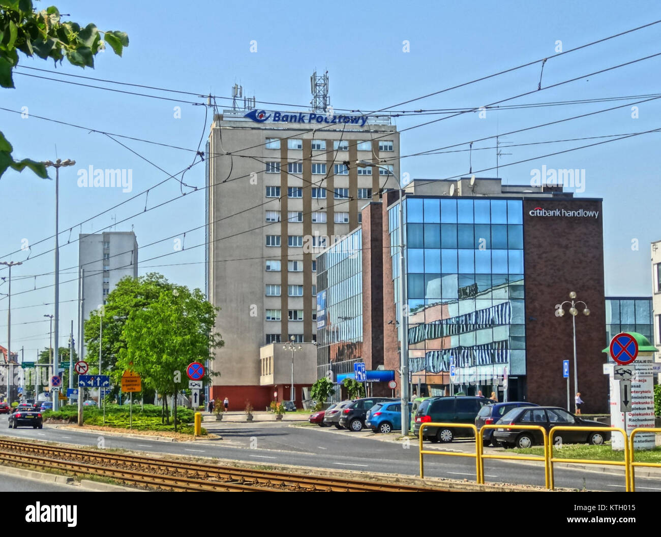 Dieses Bild zeigt wahrscheinlich ein Gebäude oder einen Ort, der mit Citibank und BP in Verbindung steht, möglicherweise von einer Veranstaltung oder einem Fotoshooting aus dem Jahr 2013. Beide Unternehmen sind für ihre Prominenz im Finanz- bzw. Energiesektor bekannt. Dieses Image kann eine Zusammenarbeit oder Unternehmenspräsenz widerspiegeln, wobei beide Marken in ihrer Branche führend sind. Stockfoto