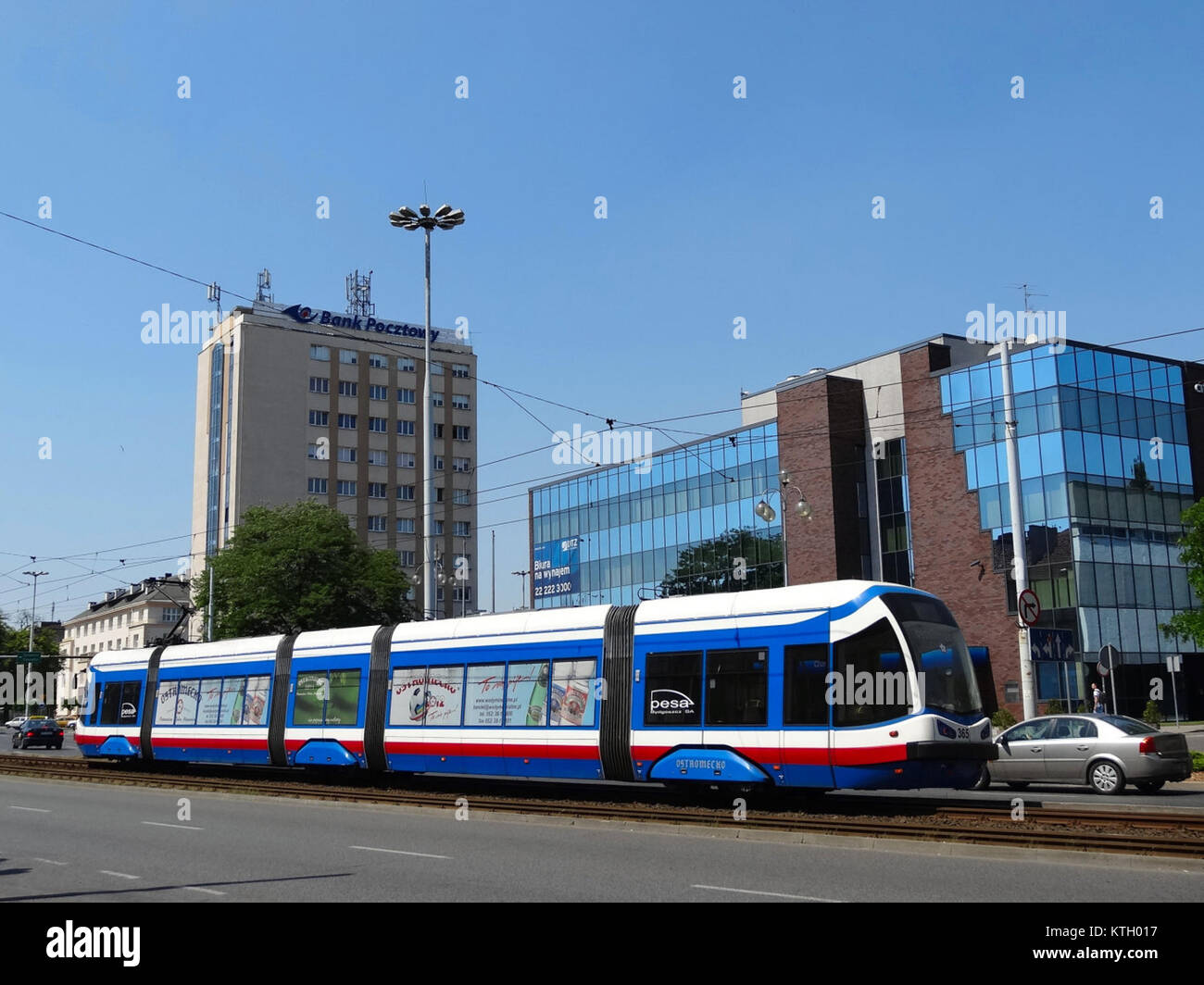 Ein historisches Foto, das das Citibank-Gebäude und die Schilder von British Petroleum (BP) in einer Stadtlandschaft zeigt, aufgenommen im Juli 2013. Dieses Bild zeigt die Architektur und Geschäftspräsenz beider Unternehmen in einem städtischen Umfeld. Stockfoto