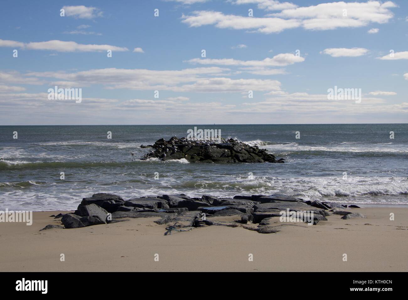 Äußere tagsüber Foto von Felsen vor der Küste von Strand in Spring Lake, New Jersey, an sonnigen Morgen Stockfoto