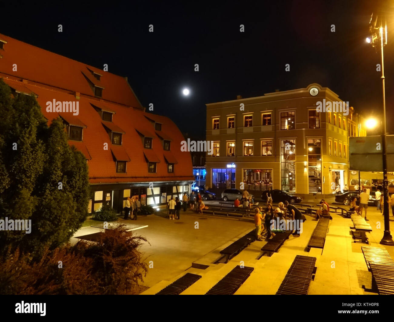 BDG Mostowa noc amf 07 2013 ist ein Foto, das einen nächtlichen Blick auf die Mostowa-Straße in Polen zeigt. Das Foto unterstreicht die lebhafte Beleuchtung und Atmosphäre der Gegend. Stockfoto BDG Mostowa noc amf 07 2013 ist ein Foto, das einen nächtlichen Blick auf die Mostowa-Straße in Polen zeigt. Das Foto unterstreicht die lebhafte Beleuchtung und Atmosphäre der Gegend. Stockfoto