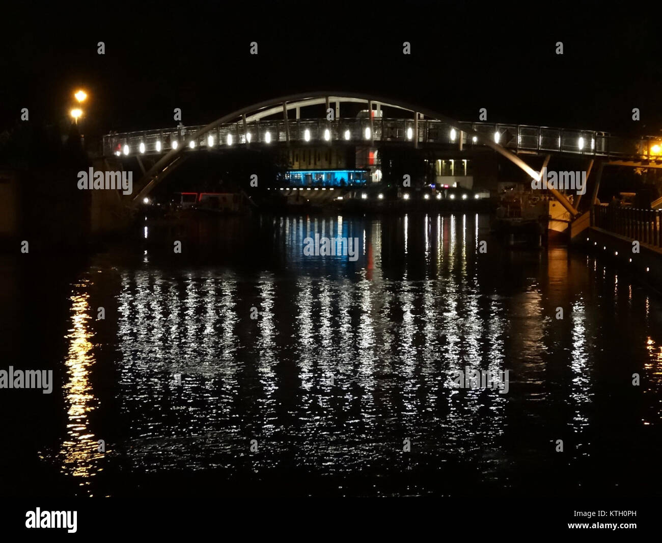 Dieses Bild zeigt die Aufführung der Oper „Kladka“ aus dem Jahr 2013 in der Nacht vom 5. Juli. Die Aufführung, die an einem bedeutenden kulturellen Ort stattfindet, spiegelt die musikalische und theatralische Tradition der Oper wider. Stockfoto