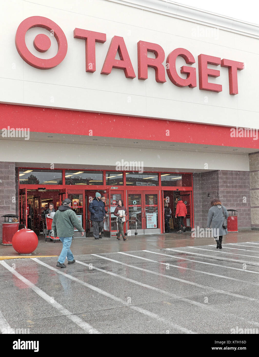 Das Target Store in Willoughby, Ohio, USA zieht last minute urlaub Shopper am 23. Dezember 2017, bei schlechtem Wetter Stockfoto