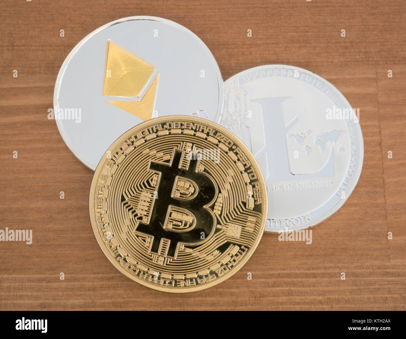 Echten Münzen verschiedener cryptocurrency Bitcoin Astraleums und Litecoin Stockfoto