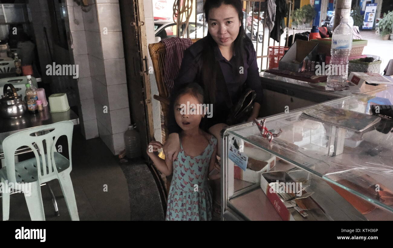 Mutter und Tochter Shop Keepers Battambang Kambodscha Südostasien Stockfoto