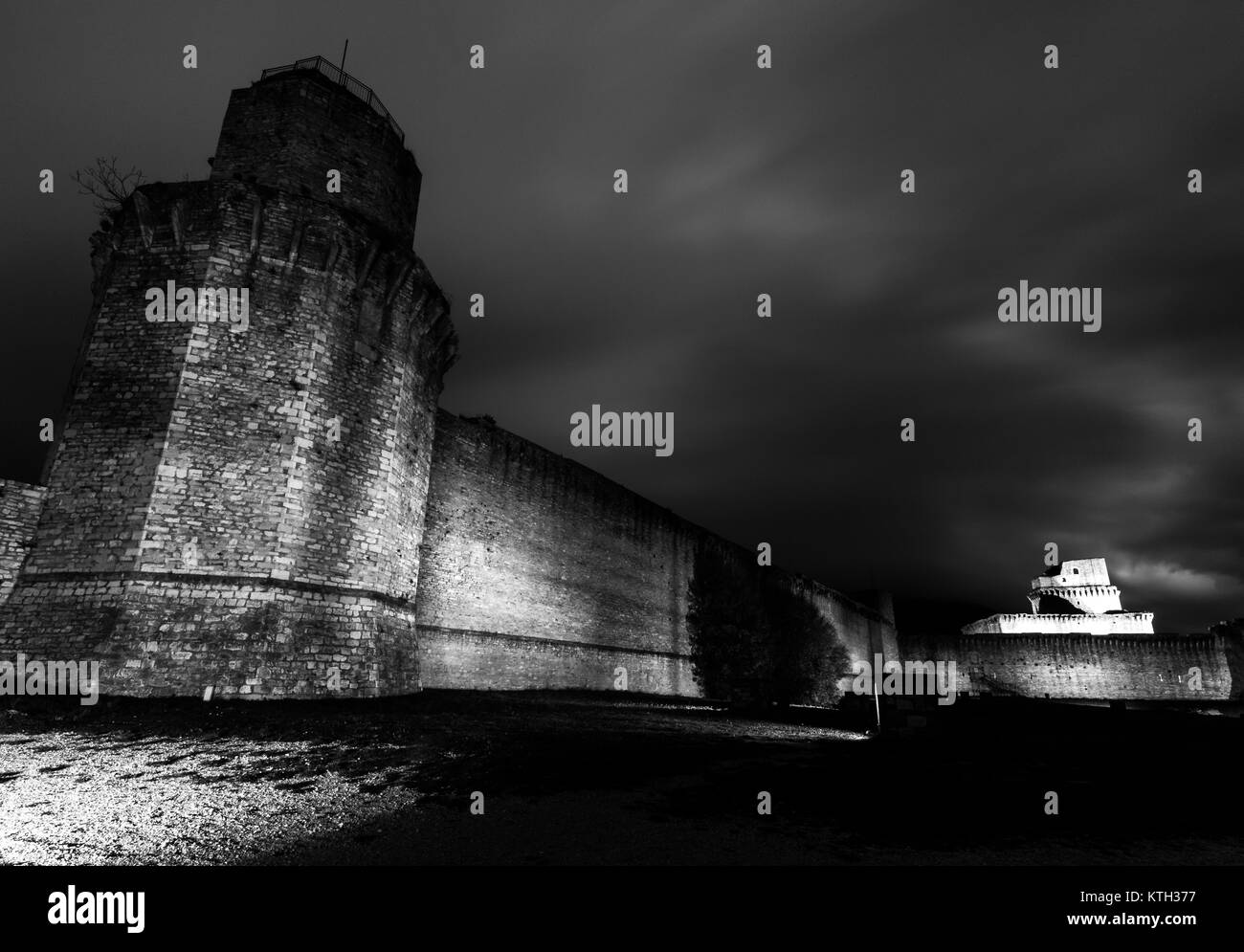 Weitwinkelaufnahme der Rocca Maggiore (Assisi, Umbrien) am Abend Stockfoto