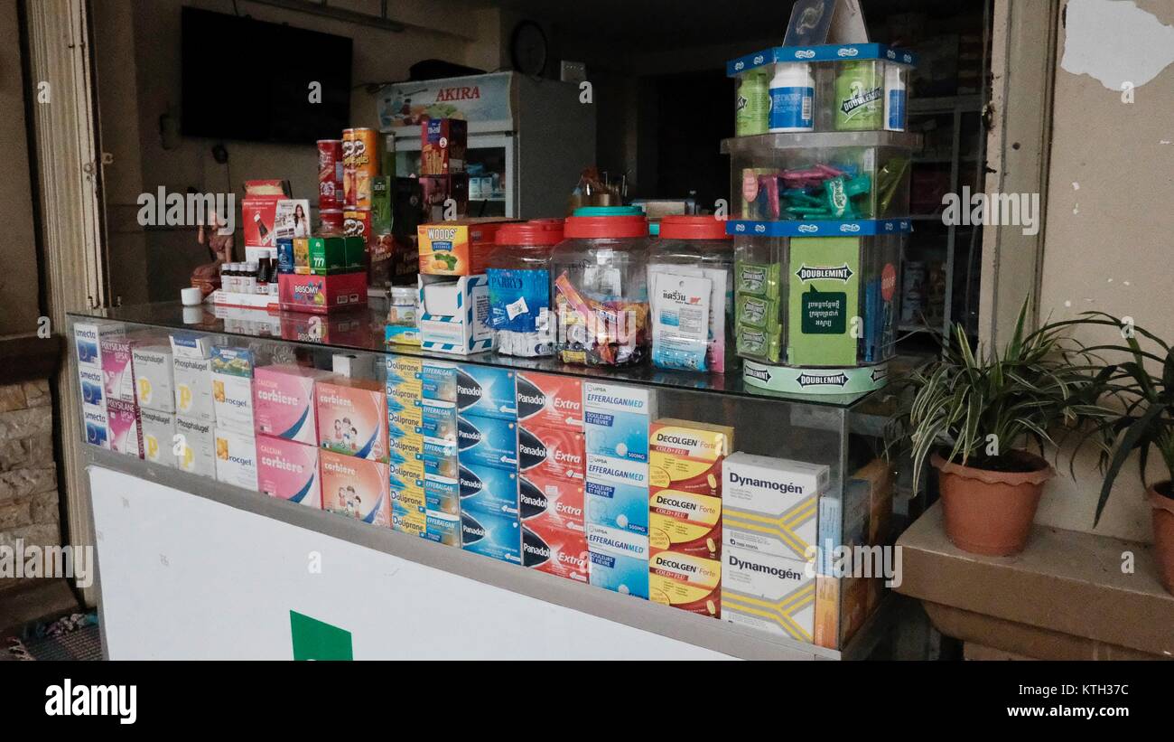 Pharmacie Pille Verkäufer Abfüllen Medikamente Rezepte Gesundheit und Wellness Battambang Kambodscha Südostasien Stockfoto
