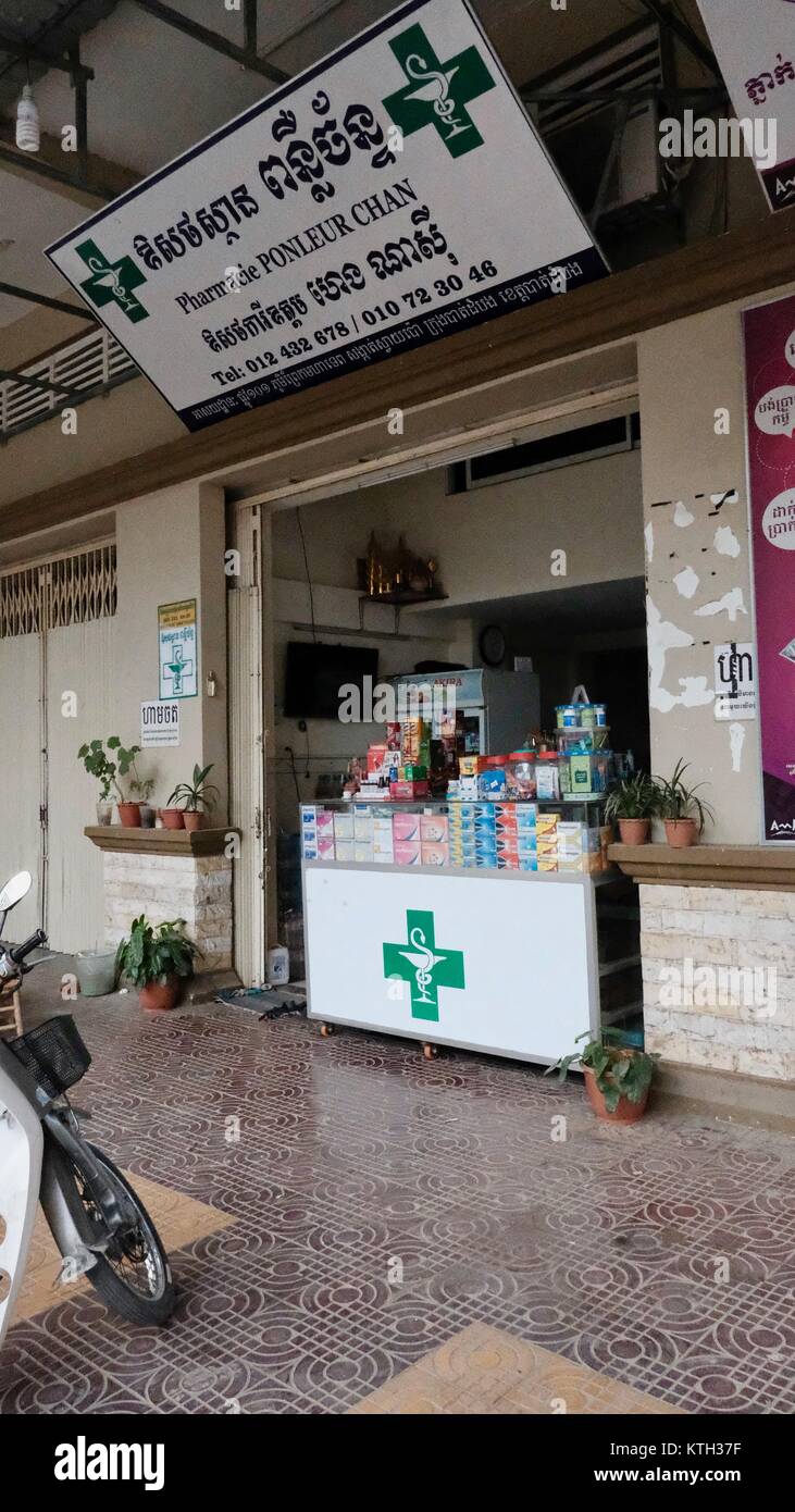 Pharmacie Pille Verkäufer Abfüllen Medikamente Rezepte Gesundheit und Wellness Battambang Kambodscha Südostasien Stockfoto