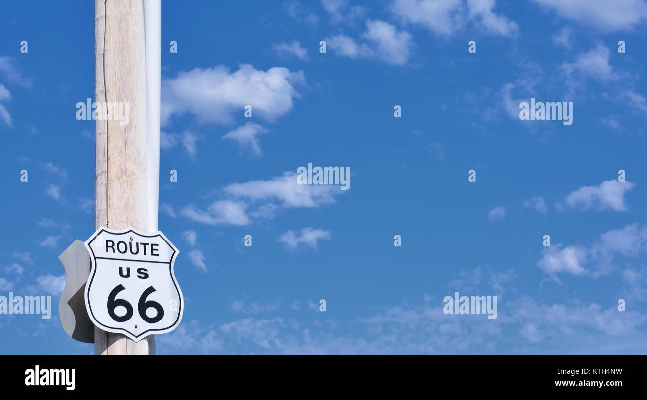 66 Zeichen auf blauem Himmel Hintergrund Route Stockfoto