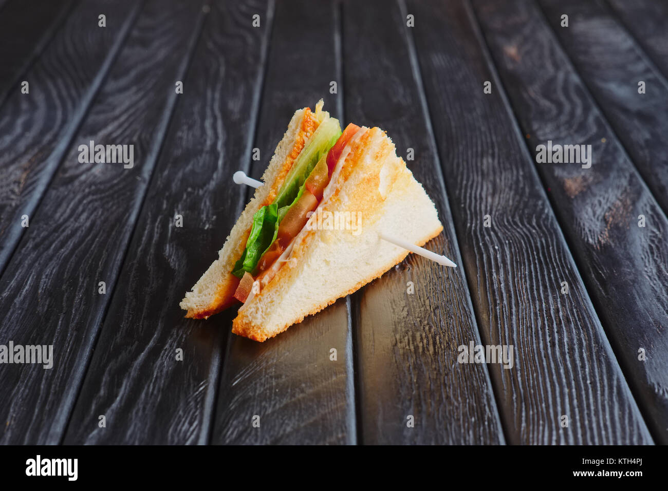 Vorspeise für den Empfang. Mini Club Sandwich auf hölzernen Tisch Stockfoto
