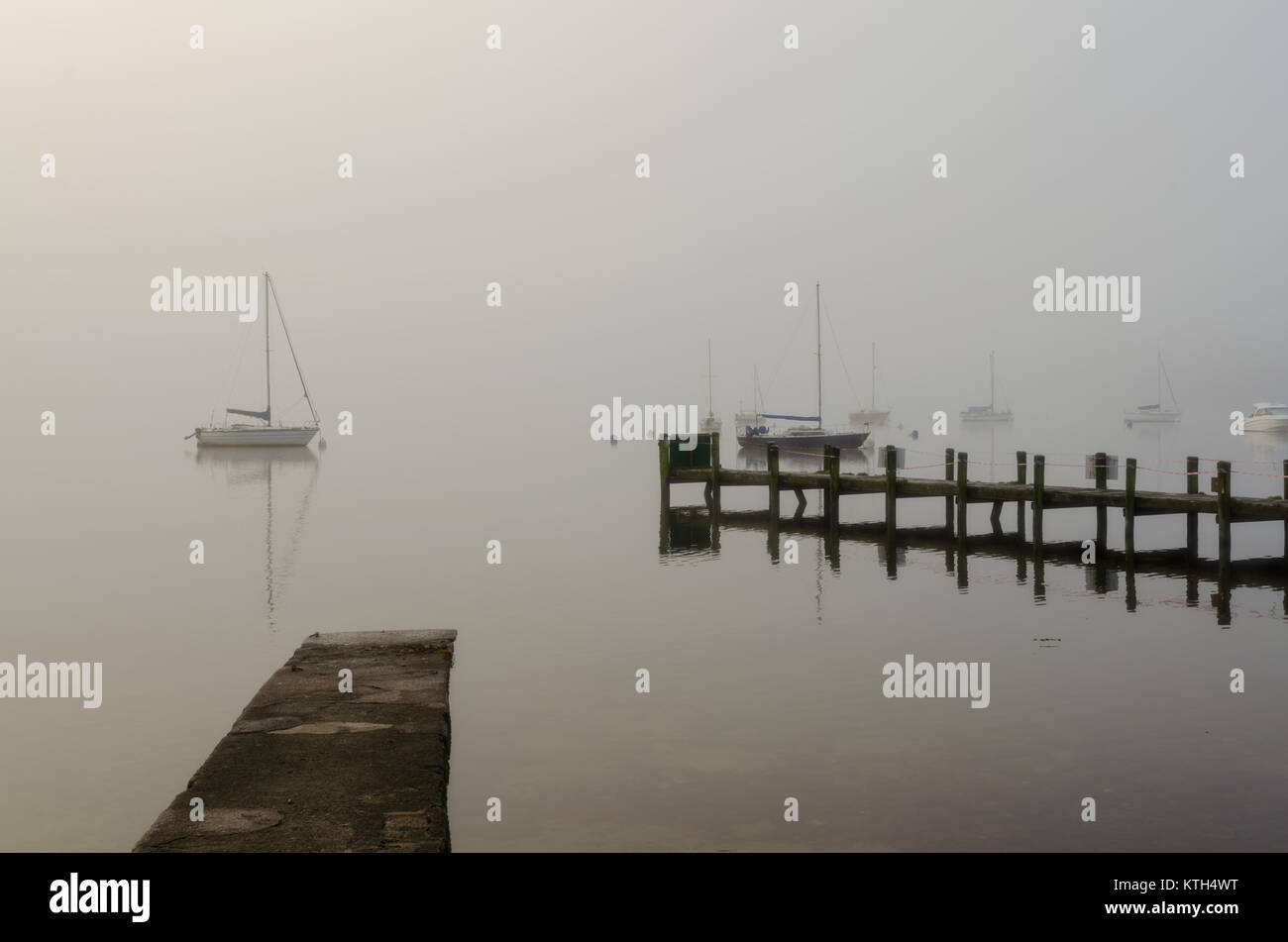 Ein nebeliger Morgen auf Windermere. Stockfoto