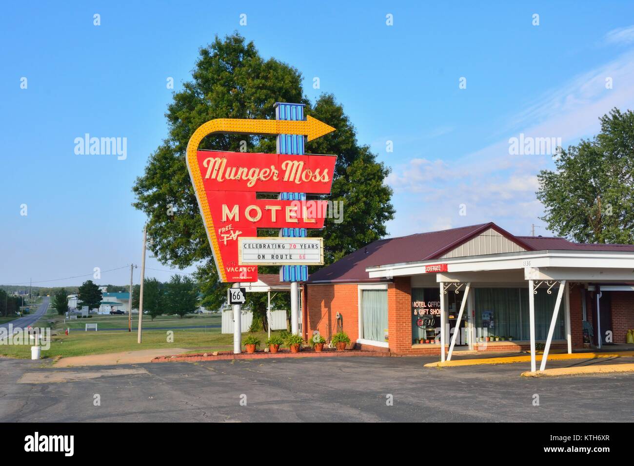 Libanon, Missouri, USA - 18. Juli 2017: Munger Moss Motel und vintage Leuchtreklame auf der historischen Route 66 in Missouri. Stockfoto