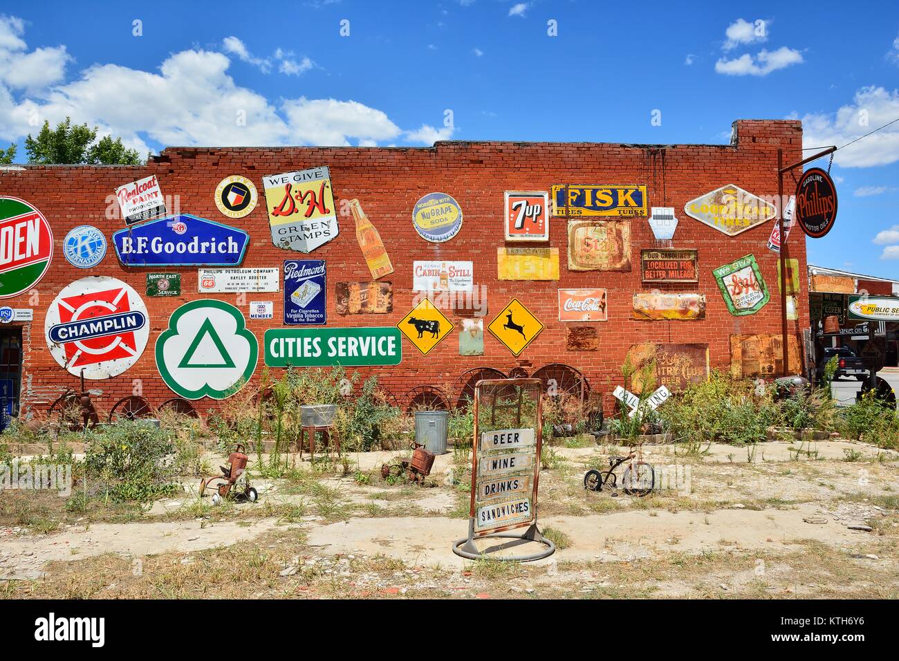 Erick, Oklahoma, USA - 20. Juli 2017: Sandhills Kuriositätenladen in Erick das älteste Gebäude der Stadt Meat Market entfernt. Es ist eine große Sammlung von Stockfoto