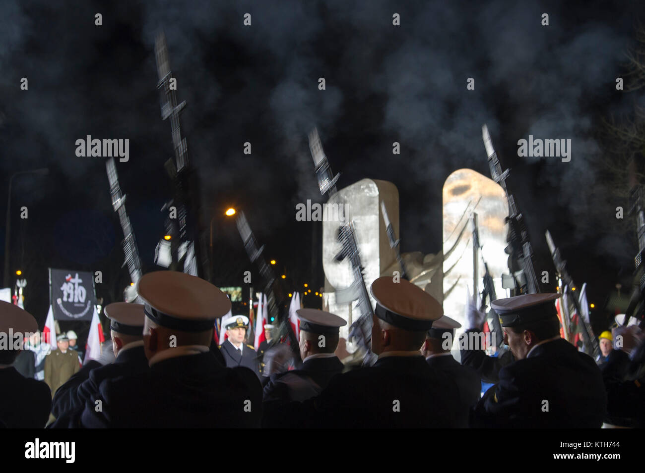 21 Gewehren der polnischen Marine Ehrengarde Einheit während der Feier des 47. Jahrestages der Polnischen 1970 Proteste in Gdynia, Polen. 17. Dez. 2017 © Stockfoto