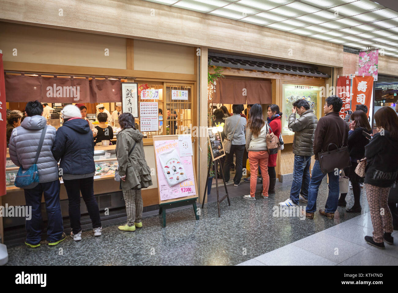 JAPAN, Tokio - CA. APR, 2013: Die Besucher stehen in der Warteschlange Eingang der Japanischen Restaurant Sushi keine Musashi. Es ist in der JR Kyoto Station am 8-jo Entra Stockfoto