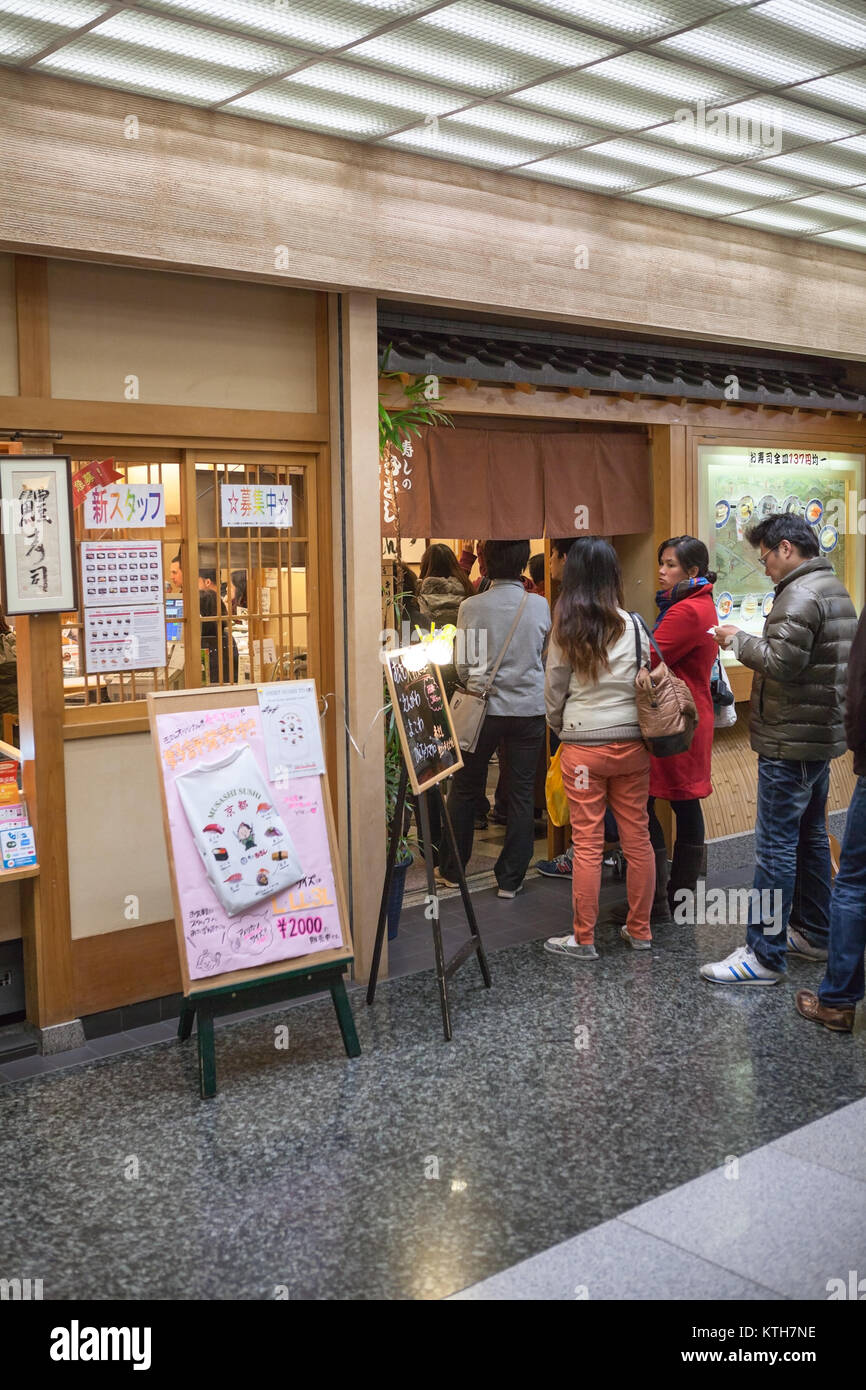 JAPAN, Tokio - CA. APR, 2013: Die Besucher stehen in der Warteschlange Eingang der Japanischen Restaurant Sushi keine Musashi. Es ist in der JR Kyoto Station am 8-jo Entra Stockfoto