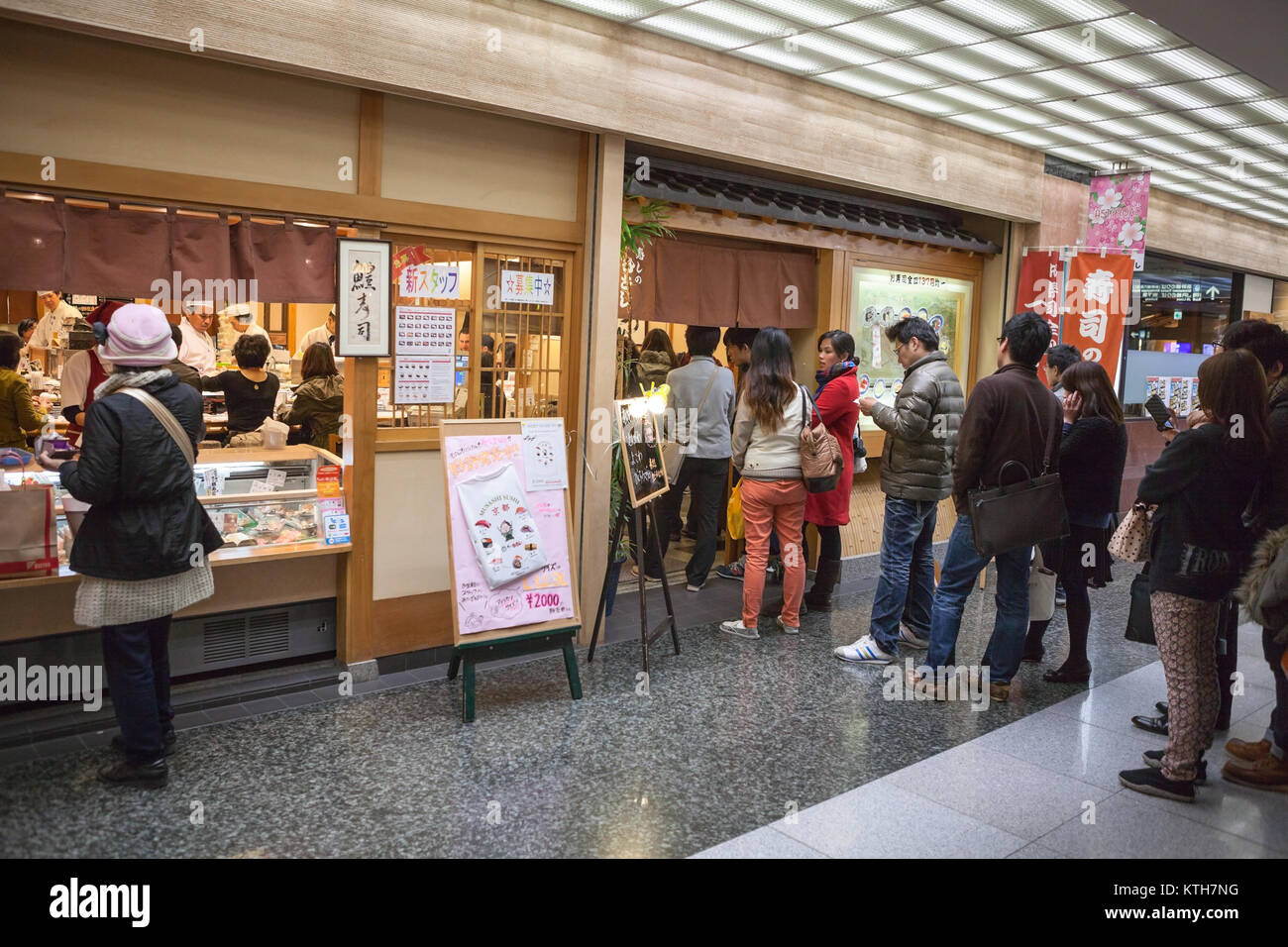 JAPAN, Tokio - CA. APR, 2013: Asiatische Besucher stehen in der Warteschlange japanisches Restaurant Sushi keine Musashi eingeben. Es ist in der JR Kyoto Station am 8-jo Entra Stockfoto
