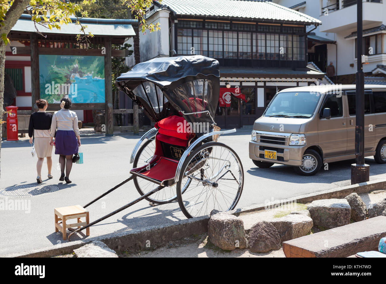 ITSUKUSHIMA, JAPAN - CA. APR, 2013: Rikscha auf zwei Rädern Pkw Warenkorb ist auf der Straße von Miyajima. Zog Rikscha ist eine beliebte Form der transportatio Stockfoto