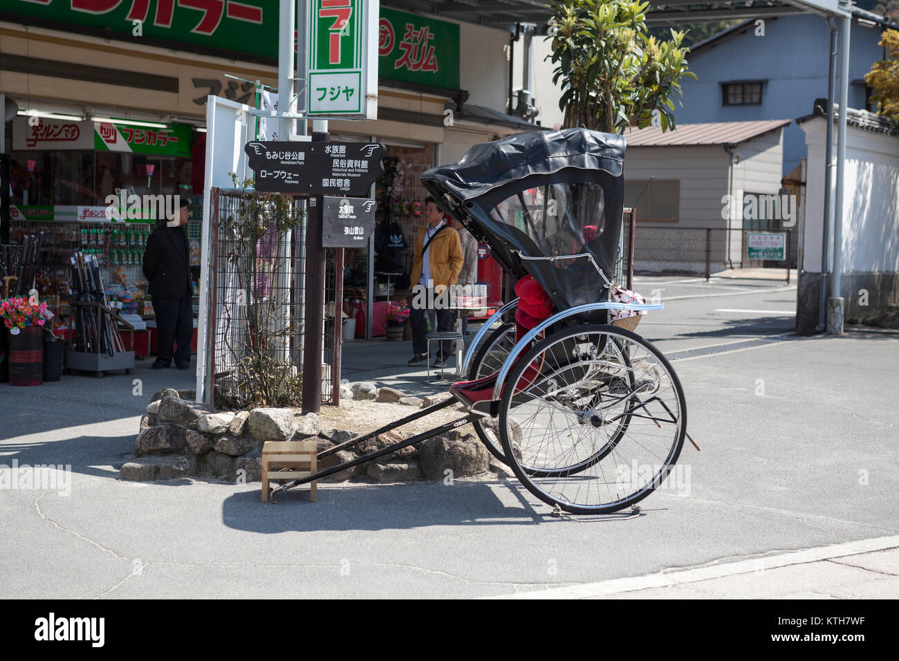 ITSUKUSHIMA, JAPAN - CA. APR, 2013: Rikscha auf zwei Rädern Pkw Warenkorb ist auf den Straßen von Miyajima. Zog Rikscha ist eine bekannte Form der Beförderung Stockfoto