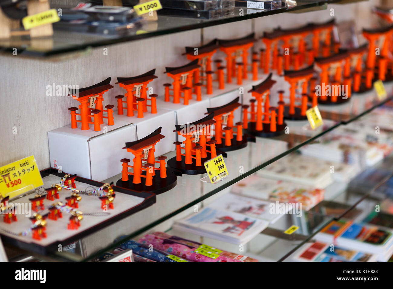 ITSUKUSHIMA, JAPAN - CA. APR, 2013: Kleine Kopien von schwebenden Großen Torii sind in den Regalen der Geschenk-Shop. Orangen Spielzeug mit Preisen in Japanischen Yen Stockfoto