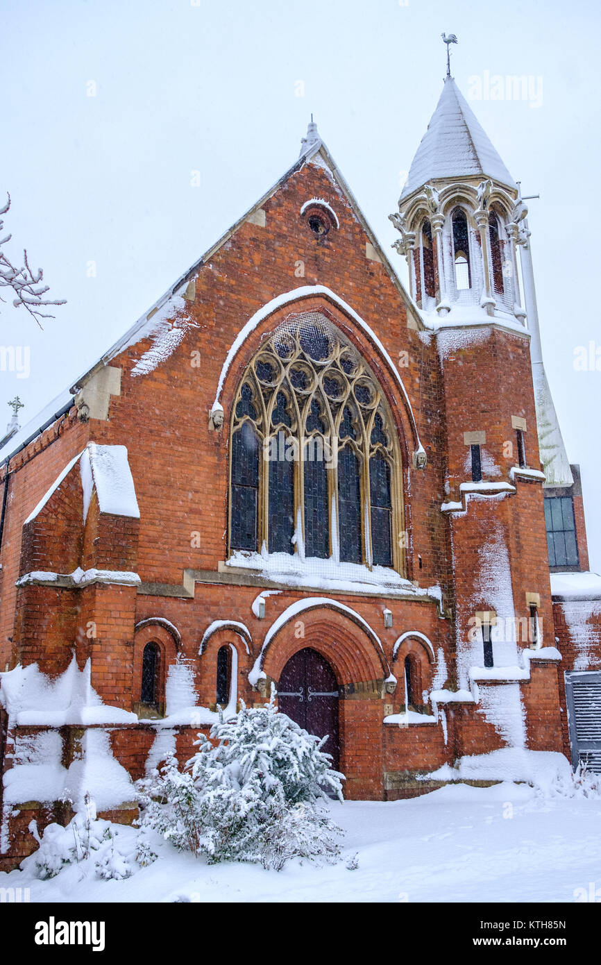 Der wunderschöne St. Mary's Church Harborne im Winter Schnee Stockfoto