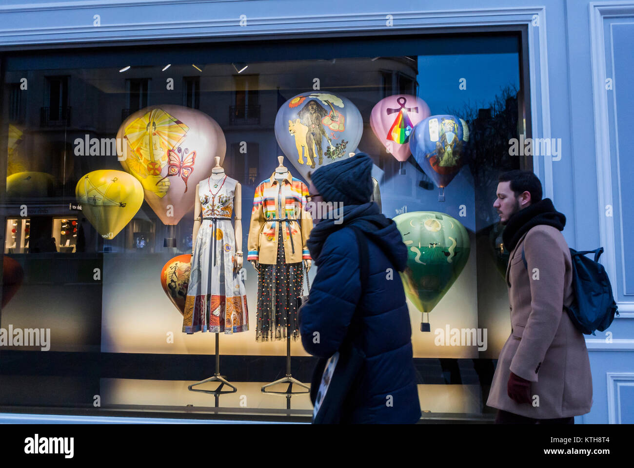 Paris, Frankreich, Avenue Montaigne, Luxusgeschäfte, Weihnachtsgeschäfte, Dior Fashion Shop Fenster, Mode Etiketten, Retail Display, dior Kleid, dior Fenster Display Stockfoto