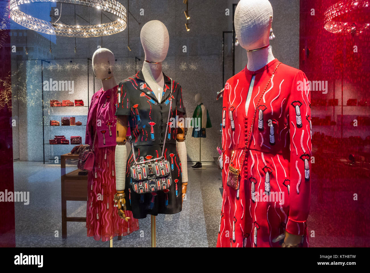 Paris Frankreich Avenue Montaigne Luxusgeschafte Weihnachtsgeschafte Valentino Designer Schaufensterauslagen Haute Couture Innenausstattungen Schaufensterpuppen Mode Kleidung Mode Labels Stockfotografie Alamy