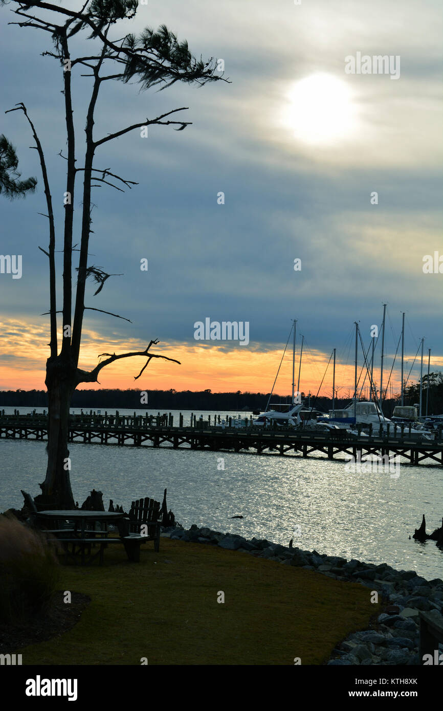 Die Sonne über dem Wasser des Flusses, wo es die Yeopim Albemarle Sound erfüllt außerhalb von Hertford North Carolina Stockfoto