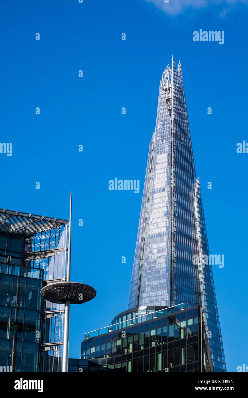 Der Shard Gebäude hinter mehr London Riverside im Stadtteil Southwark, London, England, Großbritannien Stockfoto