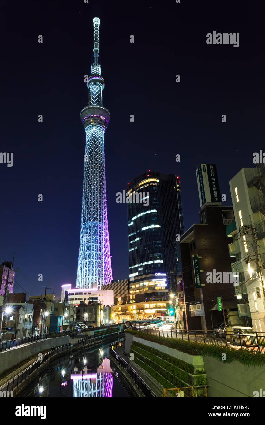 TOKYO, Japan - 23 November: Tokyo Sky Tree in Tokio, Japan, am 23. November 2013. Am 22. Mai 2012, dem höchsten Turm der Welt und der höchste geöffnet Stockfoto