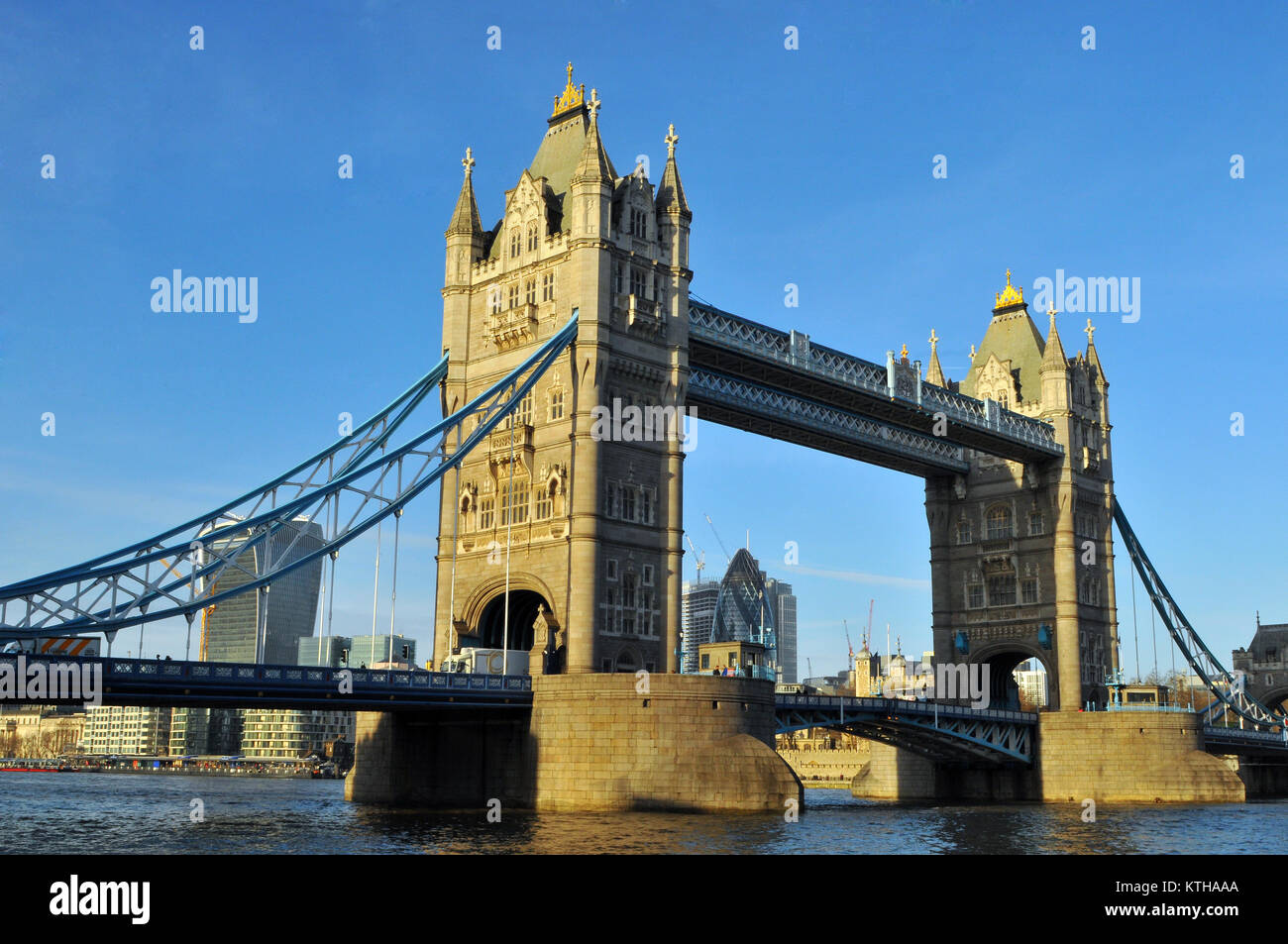 Die Tower Bridge über die Themse in London. Wahrzeichen Londons Sehenswürdigkeiten Bauwerke und 