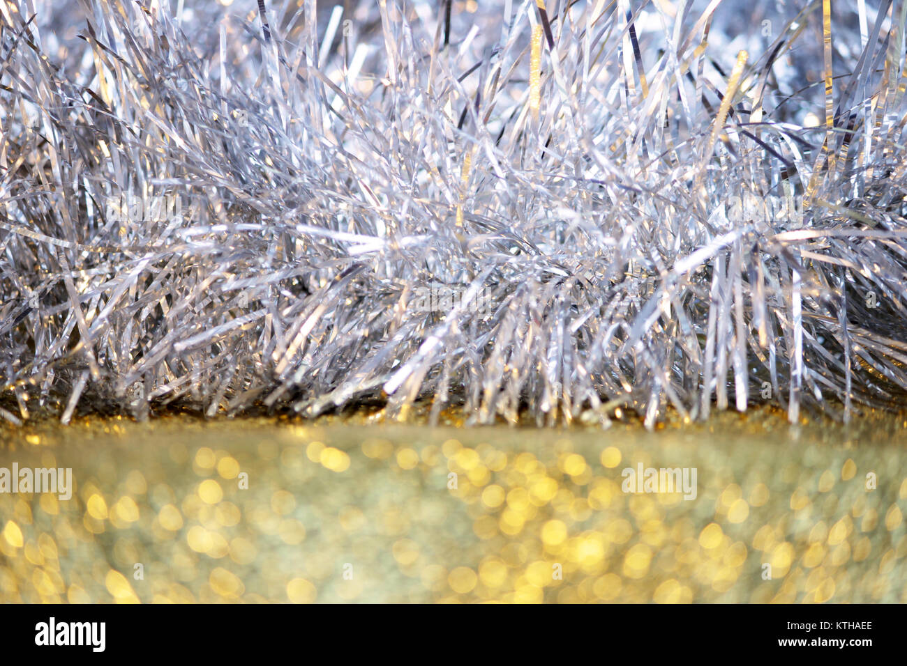 Silber Lametta auf einen goldenen Hintergrund für die Verzierung eines Weihnachten Festliche Baum Stockfoto